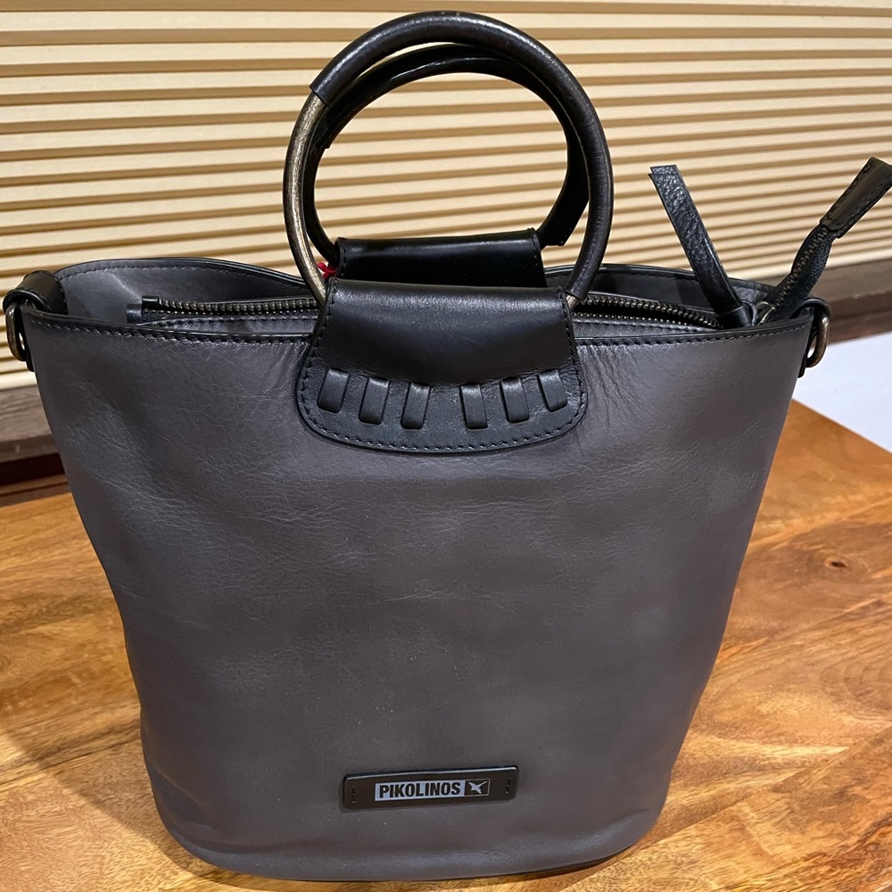 New with tags and dust bag pikolinos leather purse.